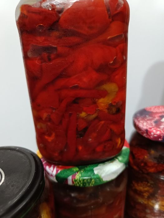 Вялені з приправами та часником домашні помідори та перець солодкий