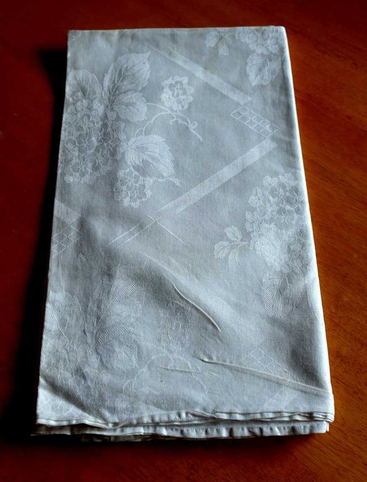 Antyk. Adamaszek.Secesyjna pościel  z kufra.