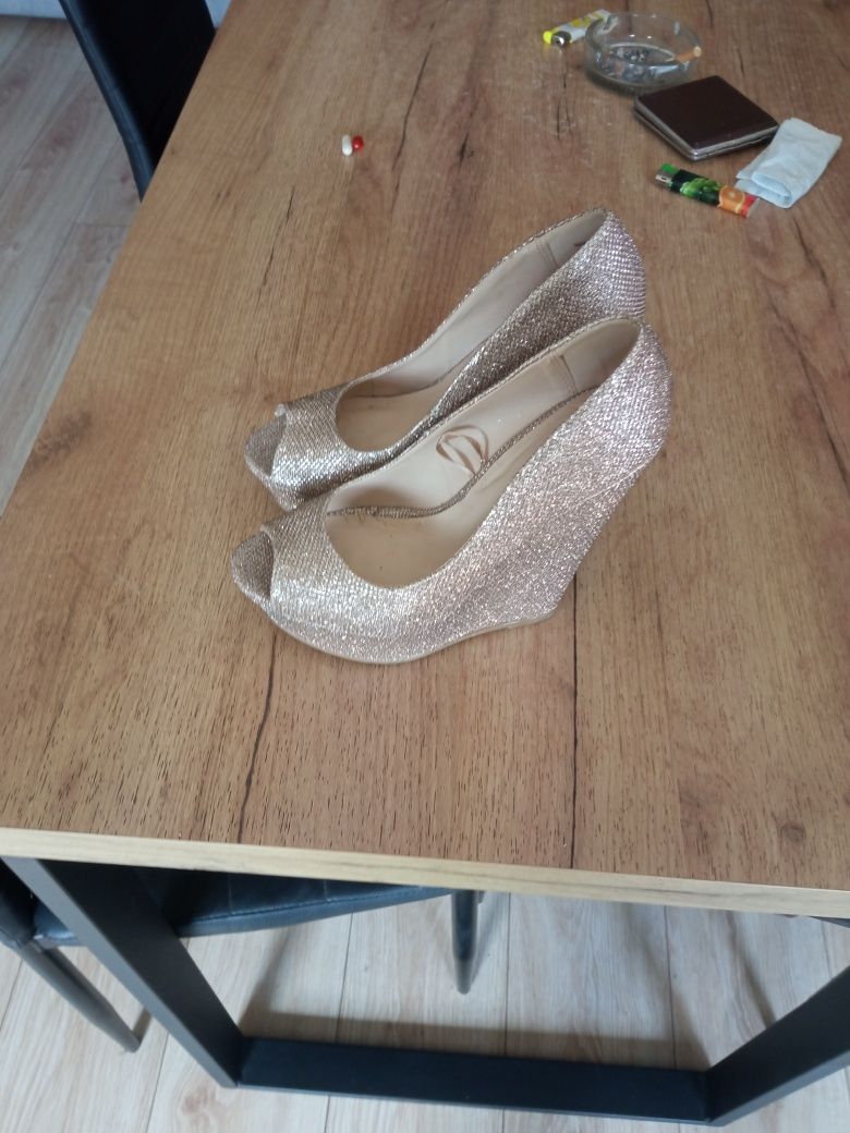 Buty damskie na koturnie r.36