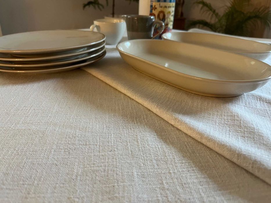 Серветка з декоративними елементами та посудом, набір