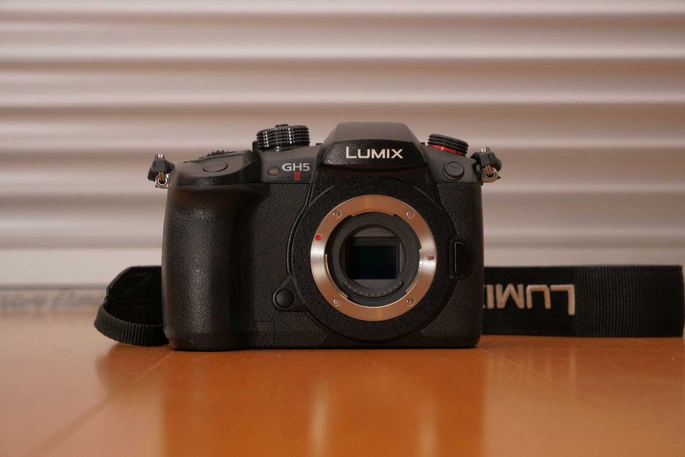 Panasonic GH5 II, c/ caixa e acessorios de origem + 2 Baterias extra