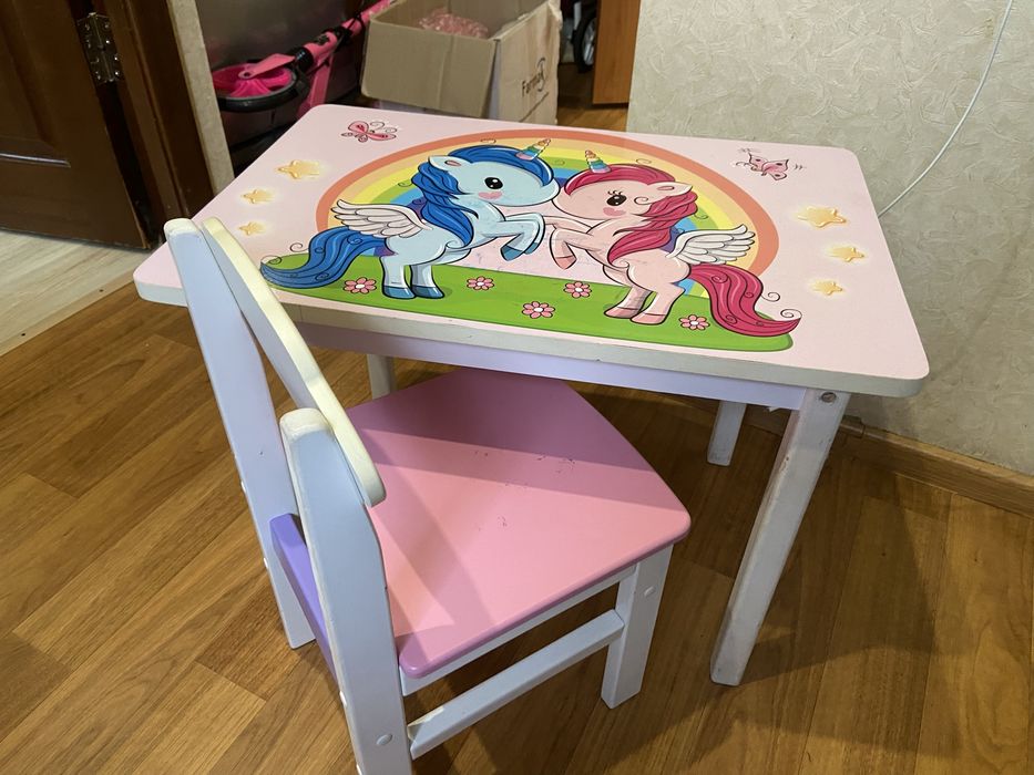 Продам столик для дівчинки