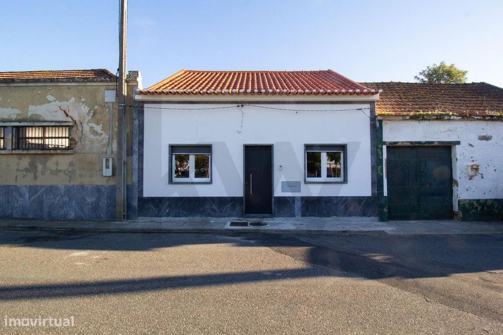 Moradia V3 Remodelada com Suite, Terraço, Churrasqueira e Aproveitamen