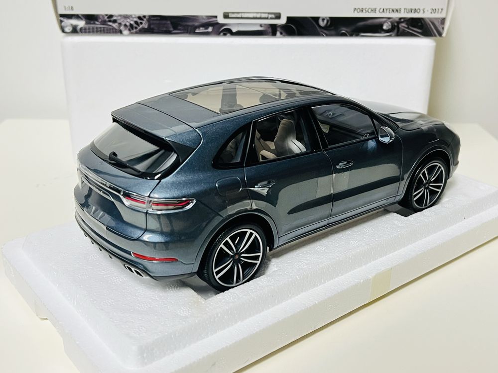 Porsche Cayenne Turbo S 2017 skala 1/18  niebieski metallic MINICHAMPS