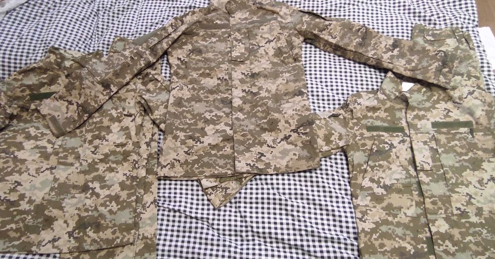 Продам два летних  военных костюма и кофту в отличном состоянии.