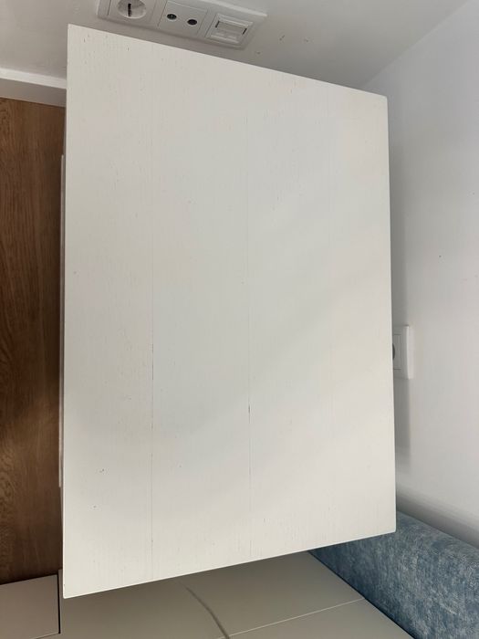 Duas mesas de cabeceira brancas