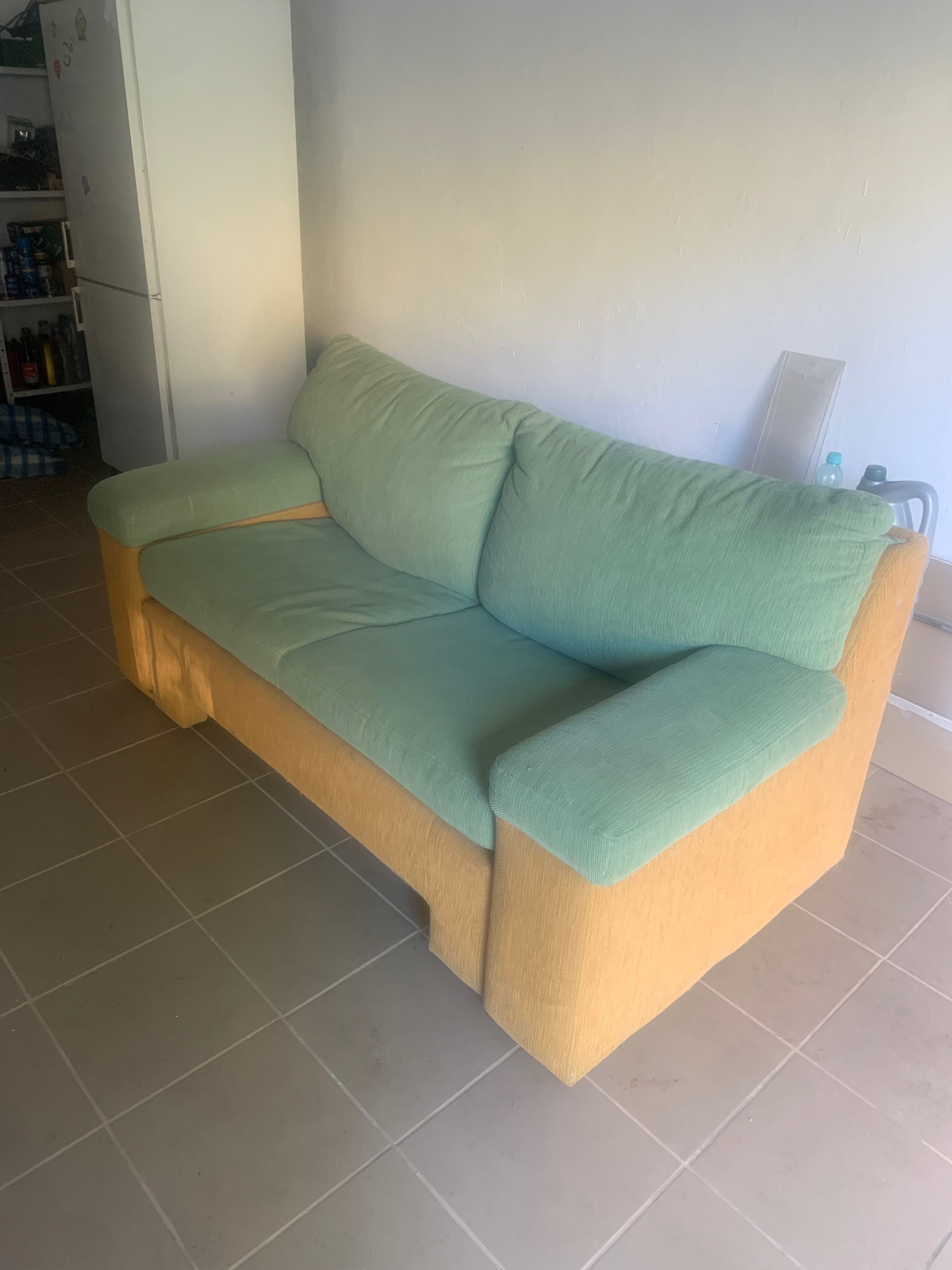 Sofa 2-osobowa rozkładana z pojemnikiem za darmo