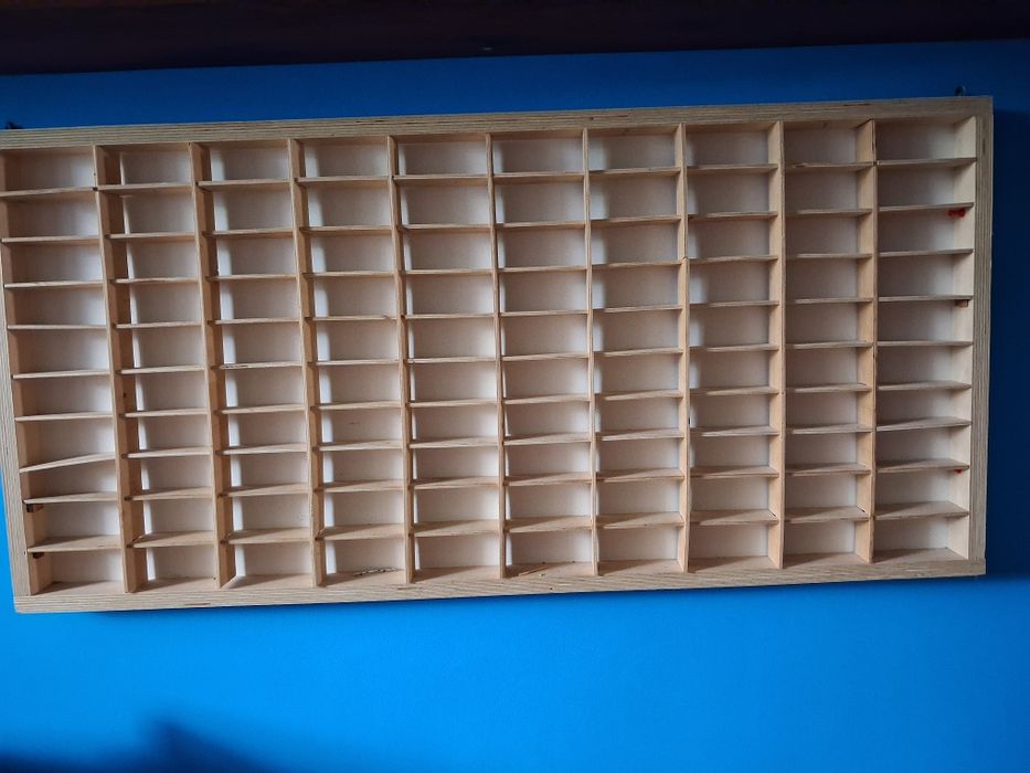 Półka na resoraki, małe zabawki 100 sztuk