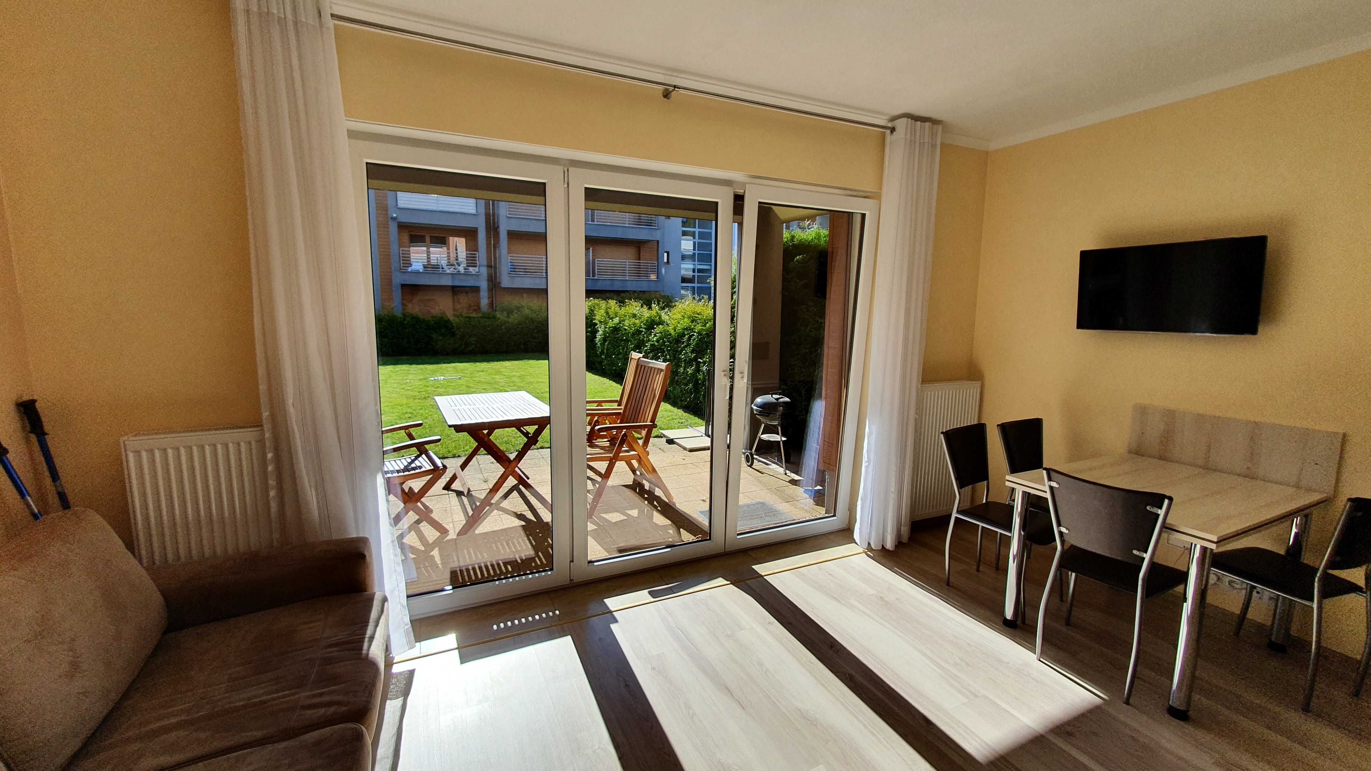 APARTAMENT NAD MORZEM 2-po. z ogrodem i parkingiem.