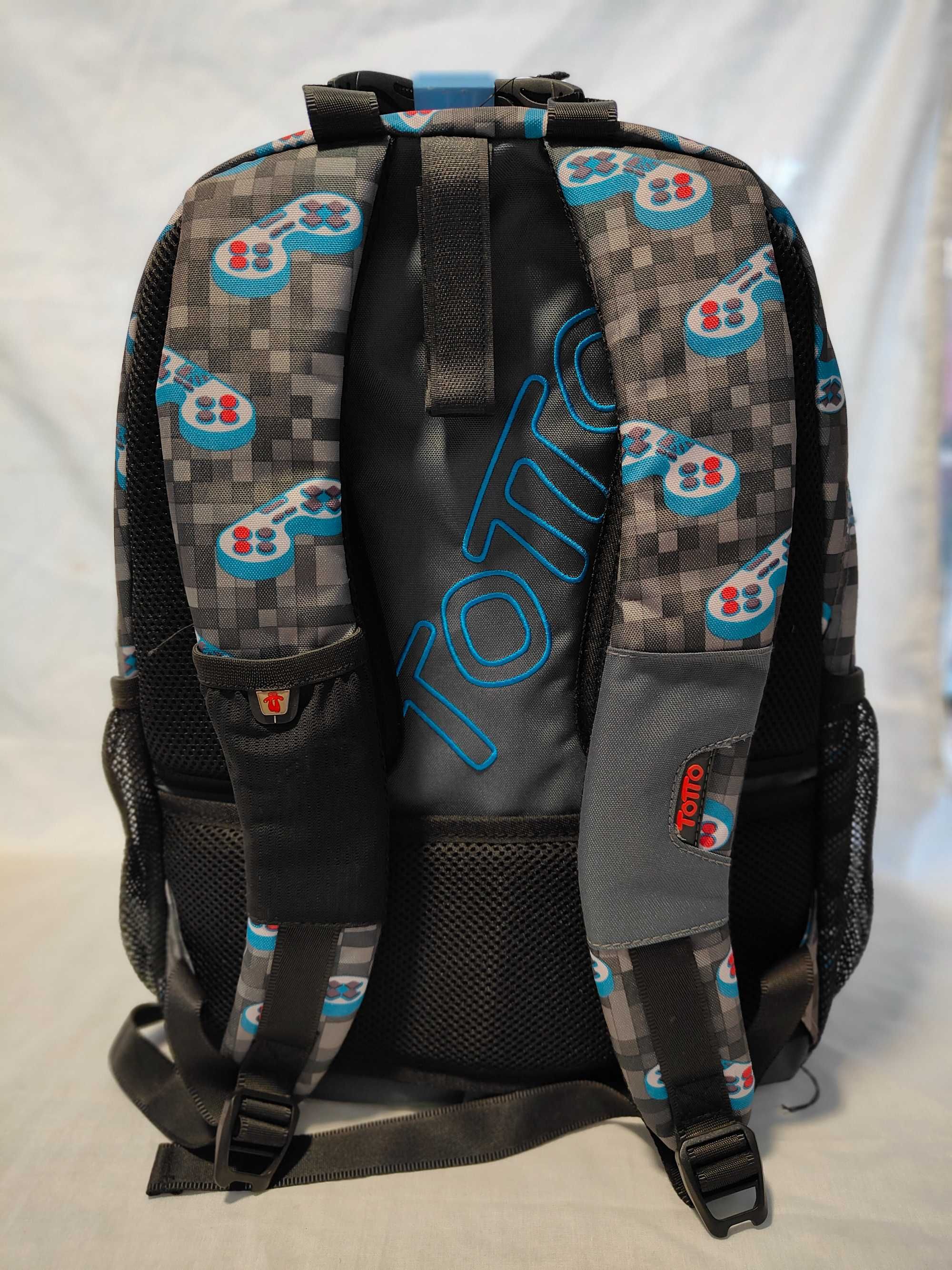 Mochilas TOTTO com etiqueta