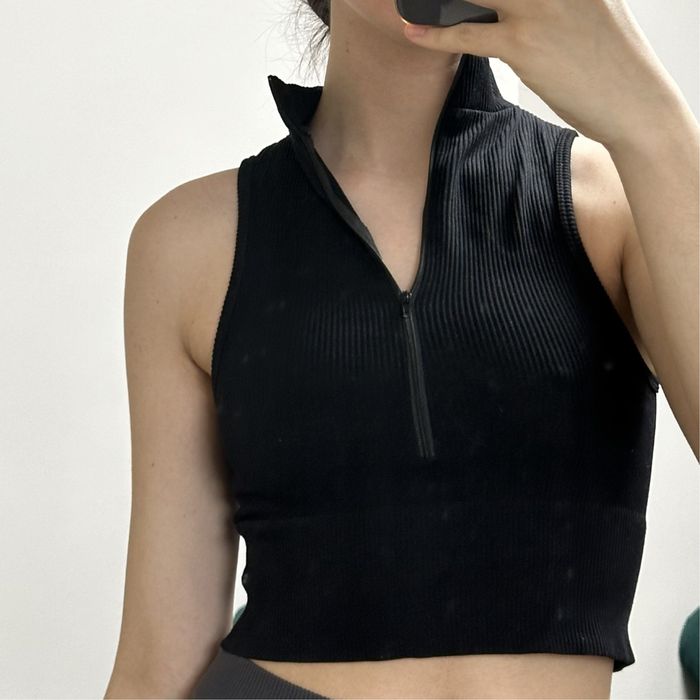 Топ на застібці та комірцем