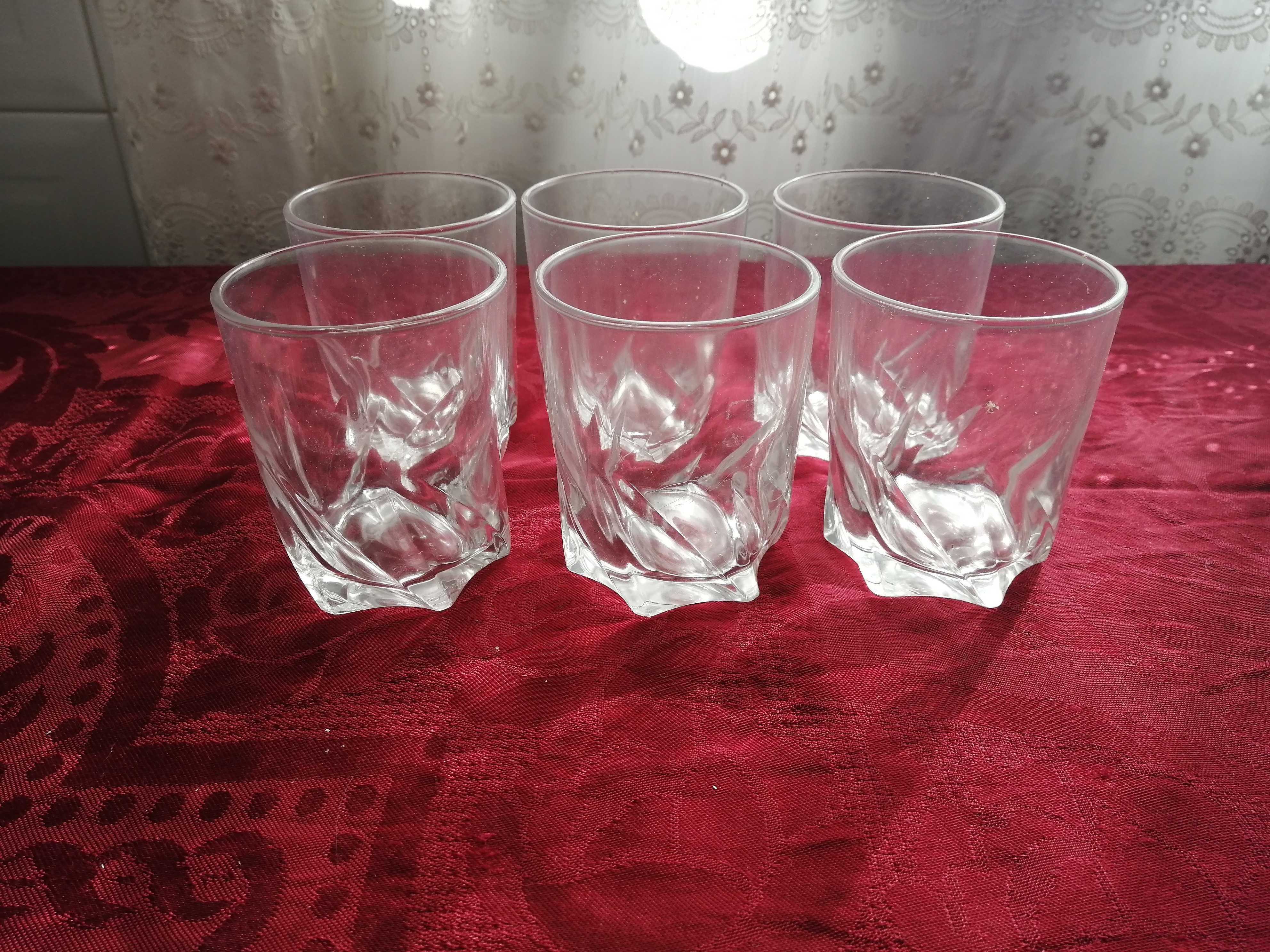 varios conjuntos de copos de mesa