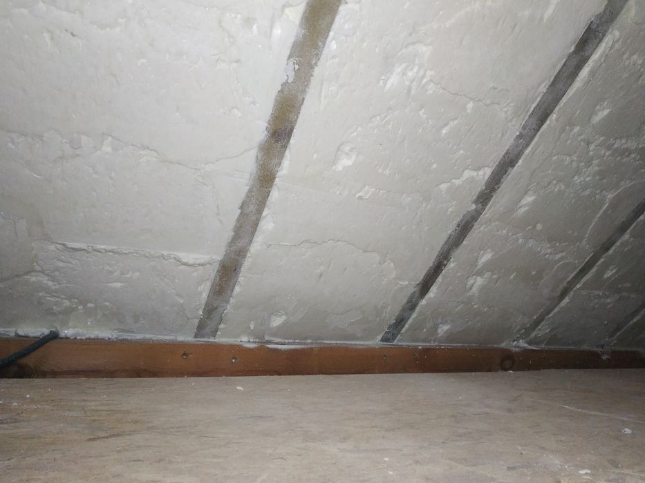 Ocieplanie pianką PUR piana poliuretanowa izolacja natryskowa poddasza