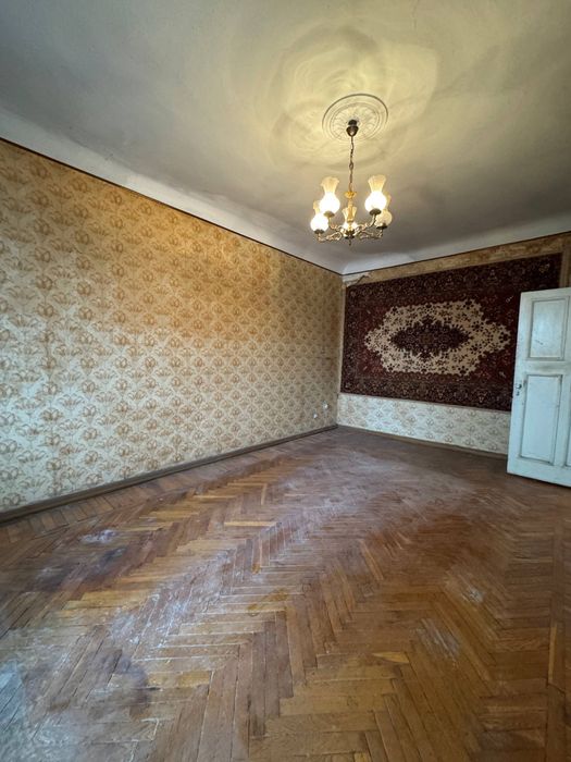 Трикімнатна сталінка в центрі