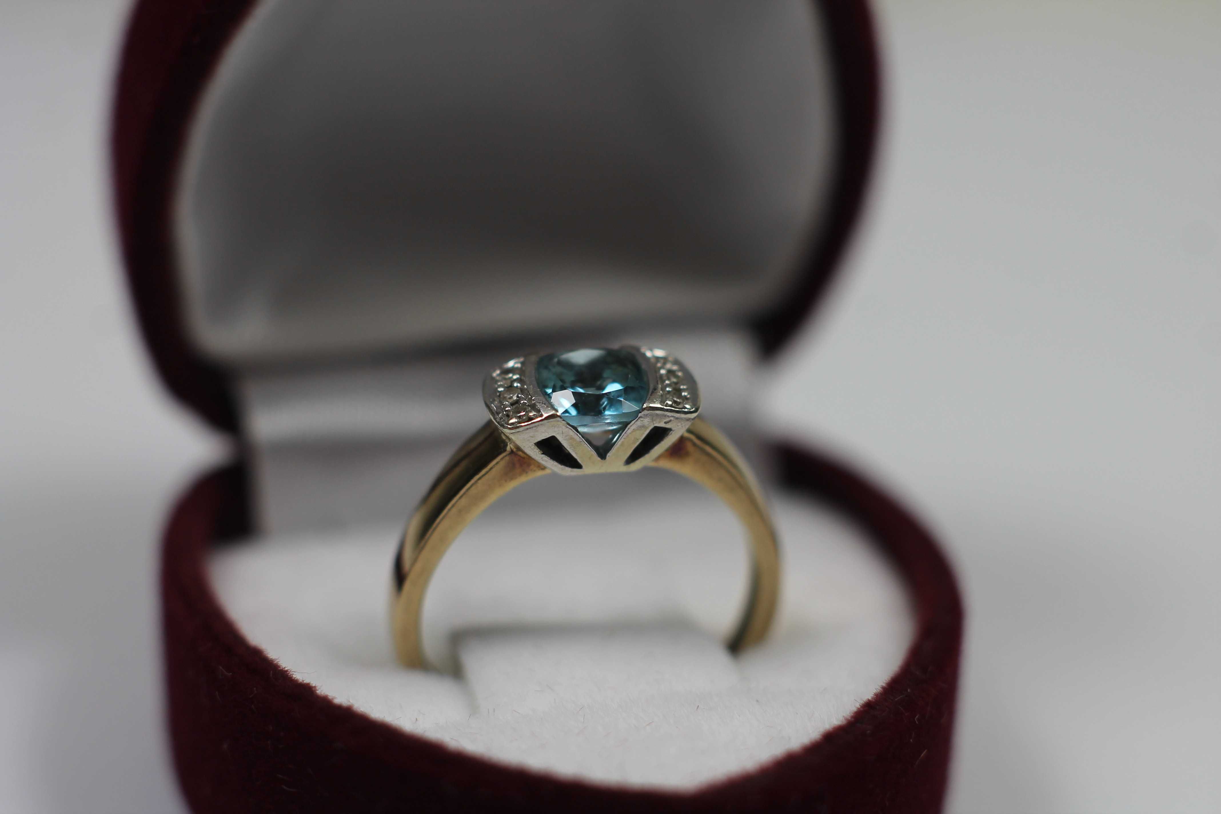 Złoty pierścionek p333 1,91g R11 topaz diamenty
