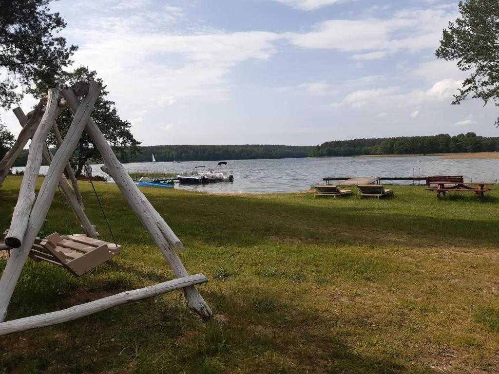 Domki nad jeziorem z własną liną brzegową, pomosty, plaża, plac zabaw