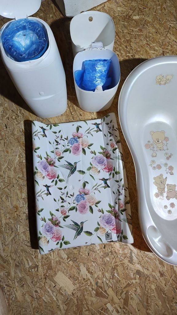 Zestaw Przewijak Flora + wanienka + 2x pojemnik na pieluchy Angelcare