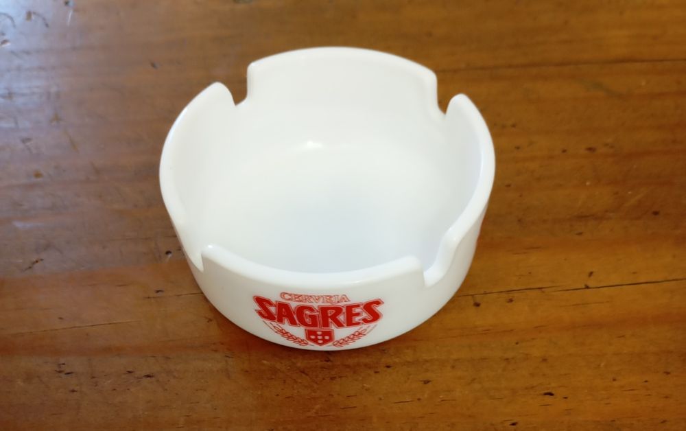 Vários cinzeiros novos