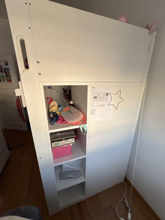 Cama elevada com pequeno armario incluido.