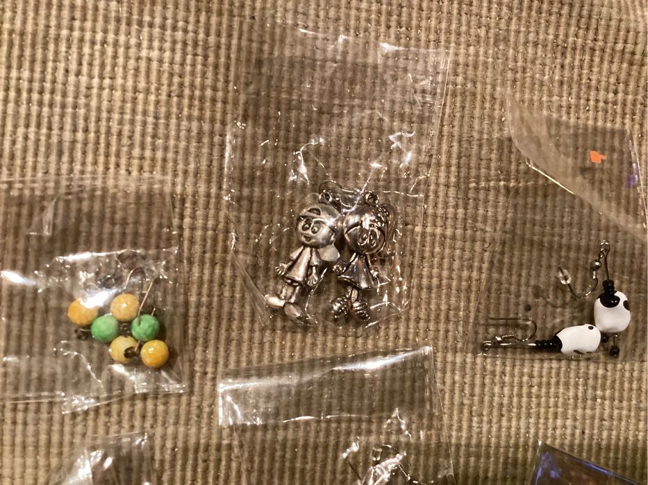Bugigangas, alfinetes, pregadeiras, artesanato, muito decorativo