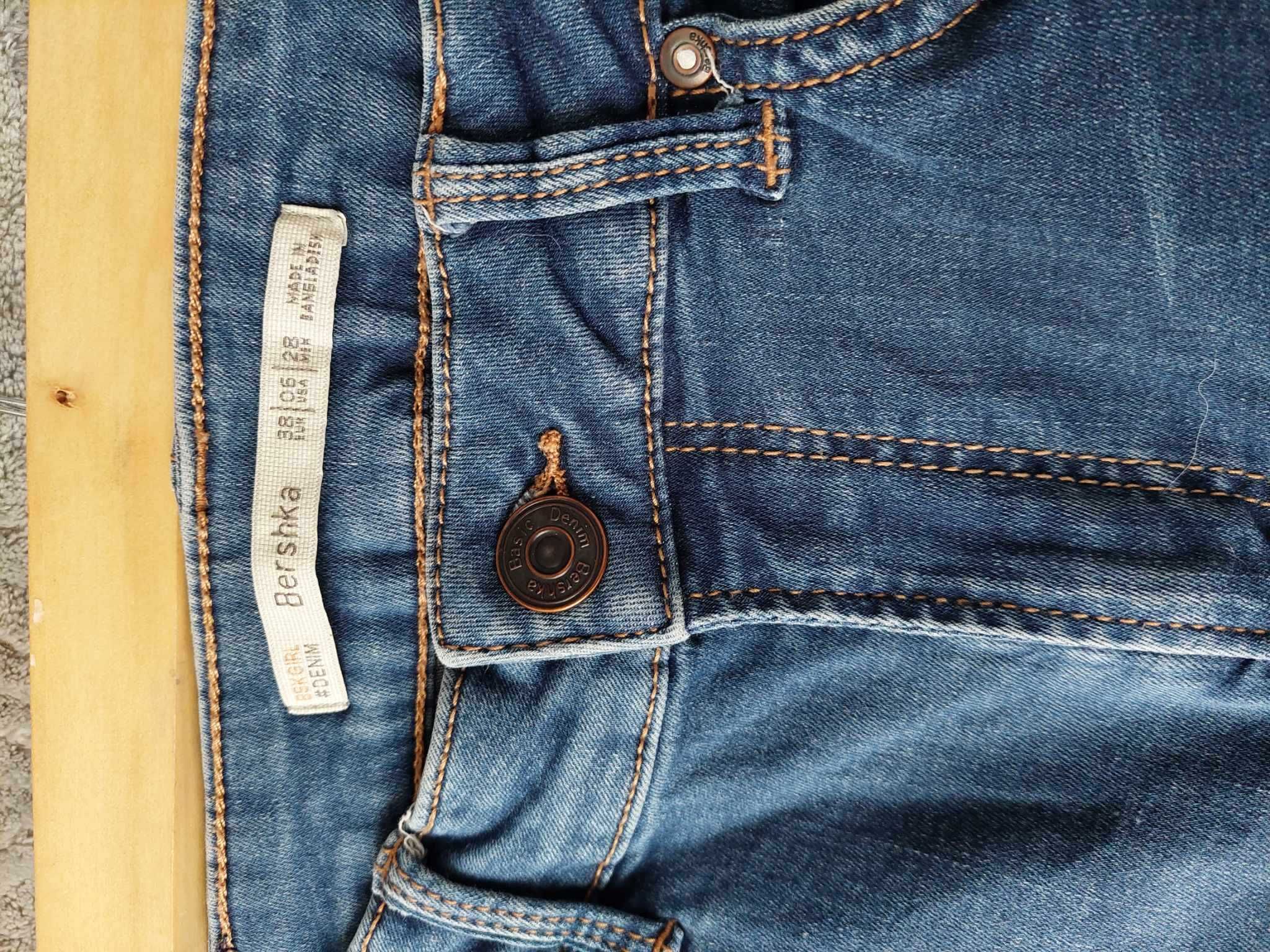 Spodnie z dziurami rurki skinny jeans rozmiar 38 ze sklepu Bershka