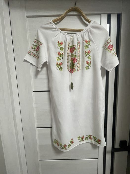 Жіноче плаття-вишиванку ручної роботи