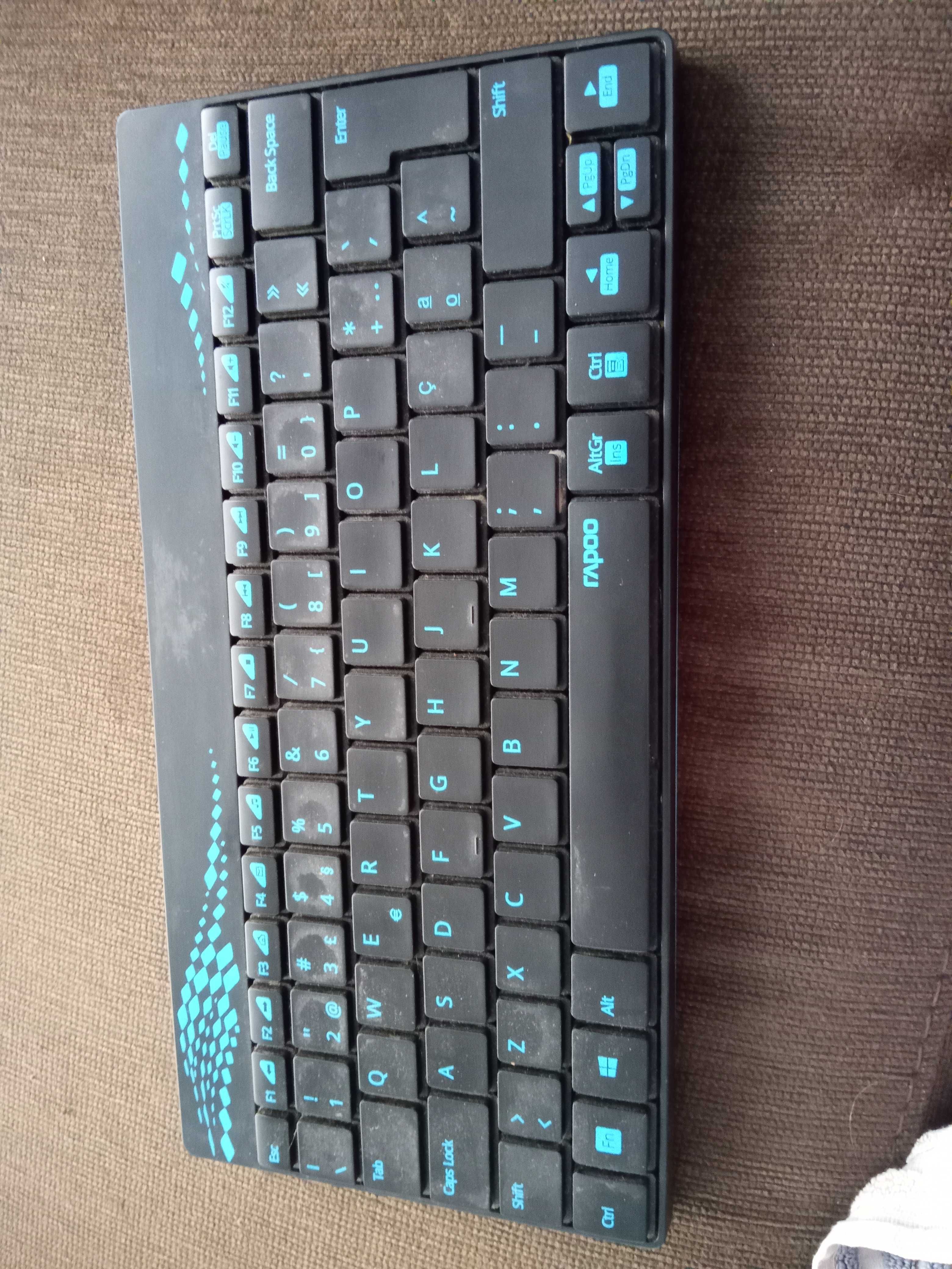 2 teclados Logitech e um sem fios