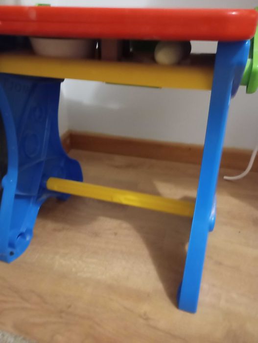 Secretária de criança com quadro de giz