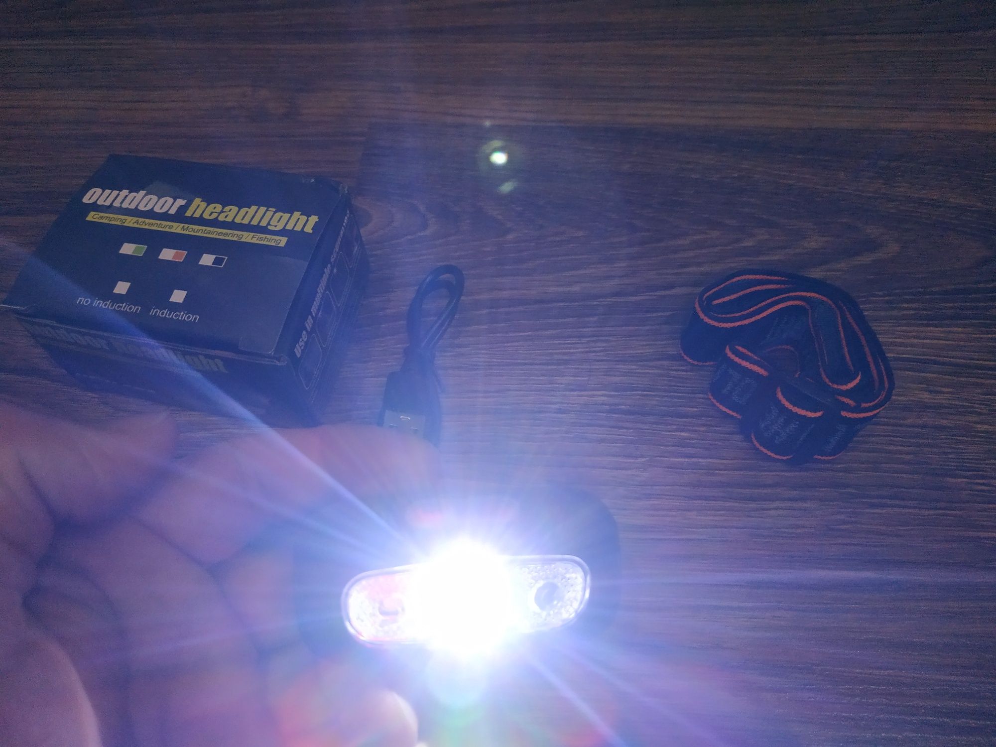 Акумуляторний ліхтарик з сенсором.