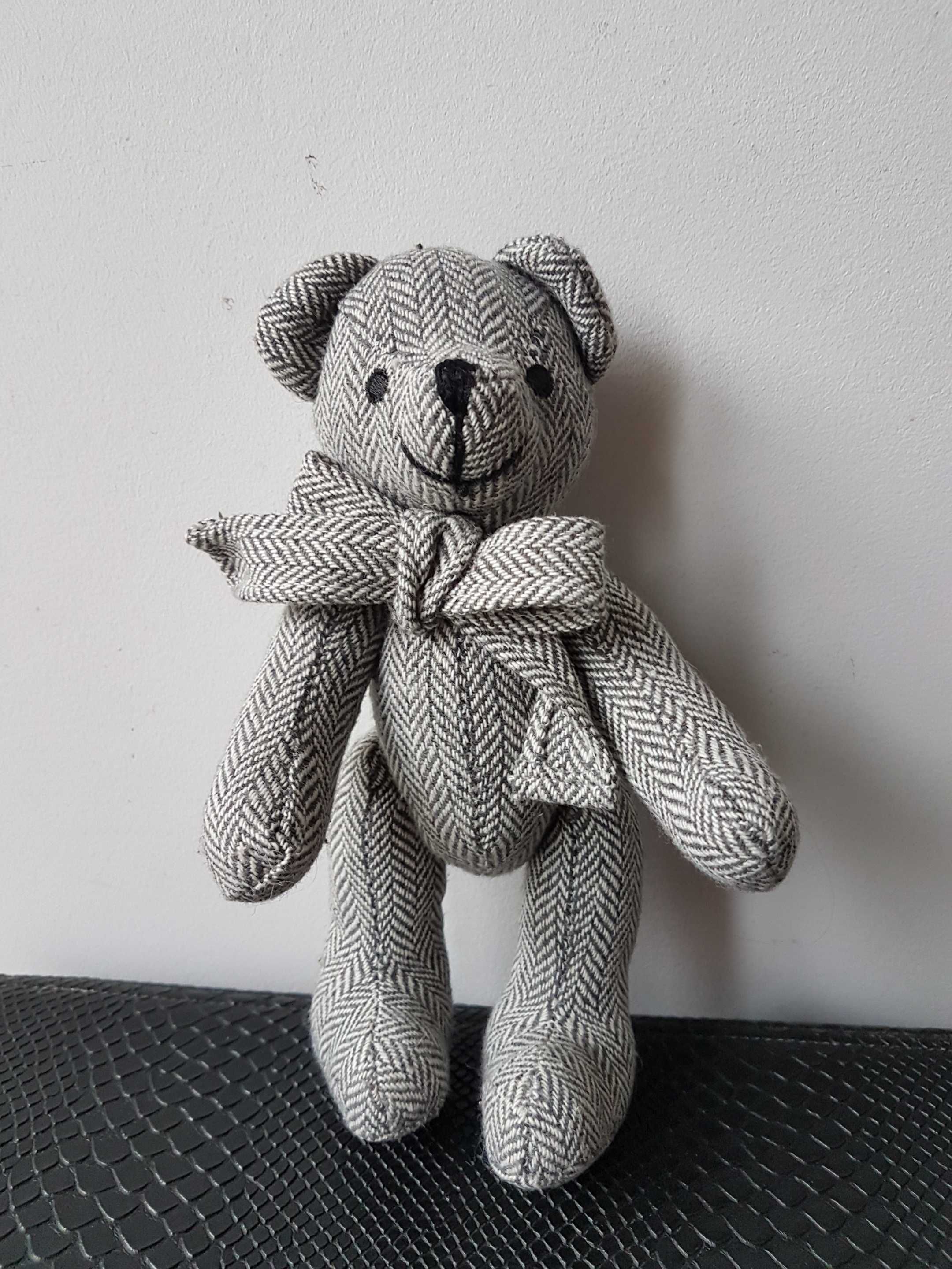 Tender Toys Netherlands Szary materiałowy miś z ruchomymi kończynami