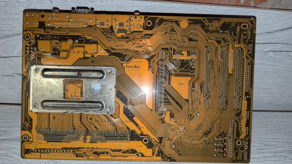 Продам материнську плату до комп'ютера з процесором 3.0GHz (3000se.)