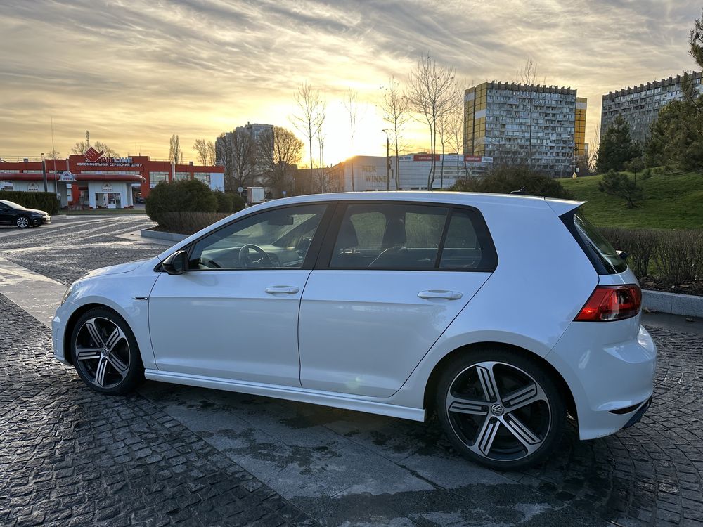 Volkswagen Golf 7 R 2016 Полный привод (310 л.с)