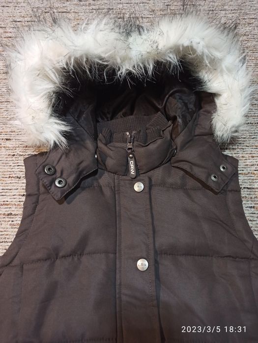 Ocieplaną brązowa kamizelka dla dziewczynki 134/140 bdb