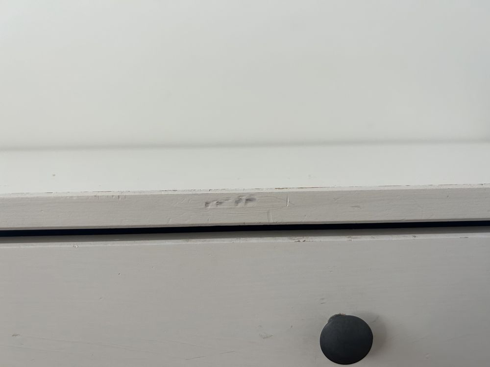Białe biurko ikea