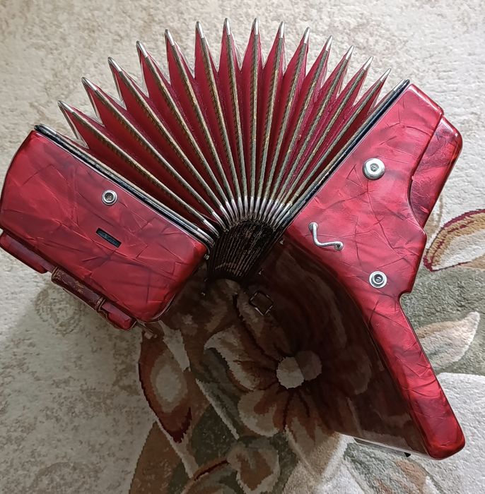 Продам акордеон HOHNER VERDI 3