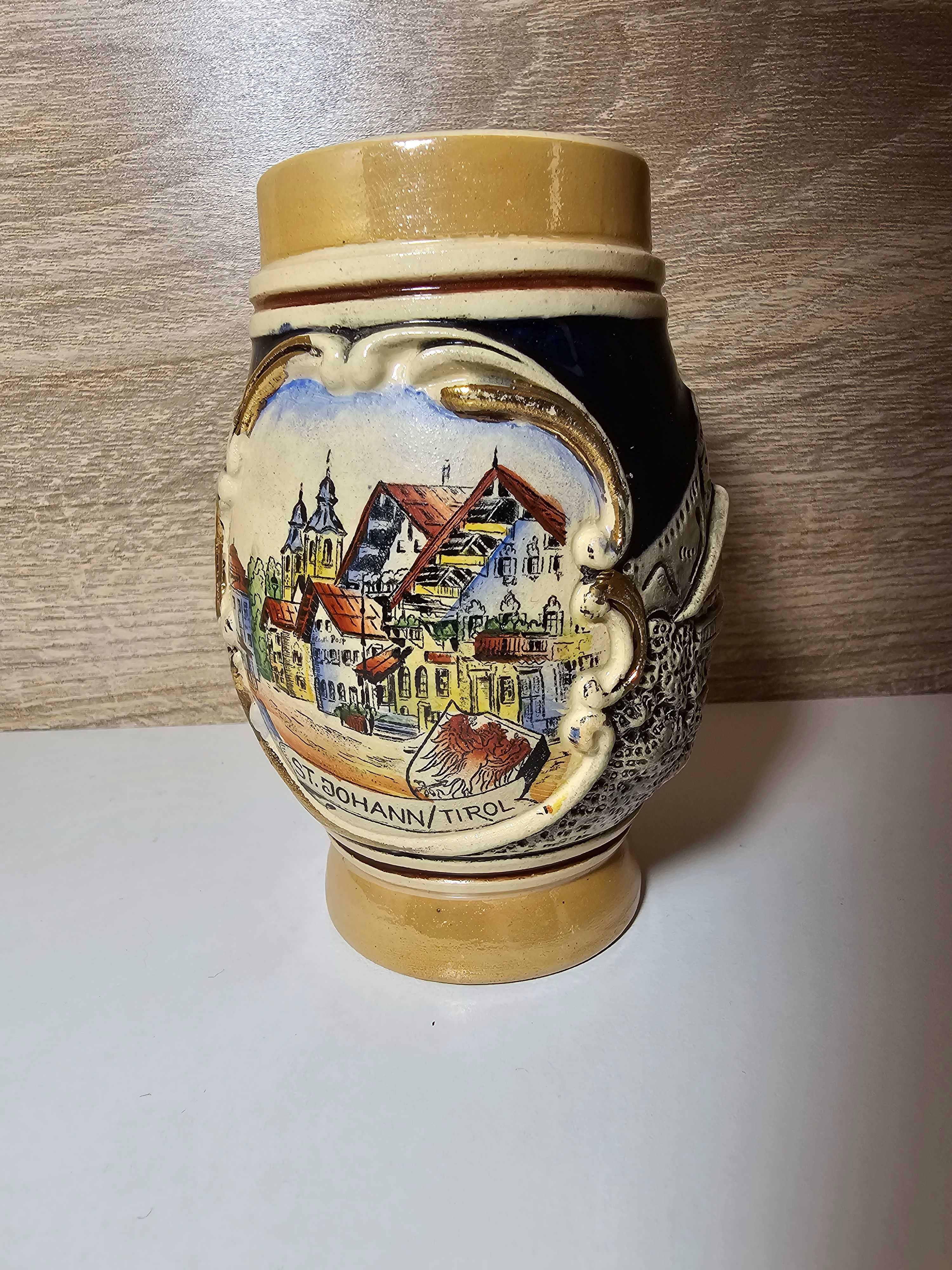 Ozdobny kufel porcelanowy