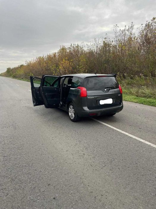 Peugeot 5008 2010рік 1,6 дизель