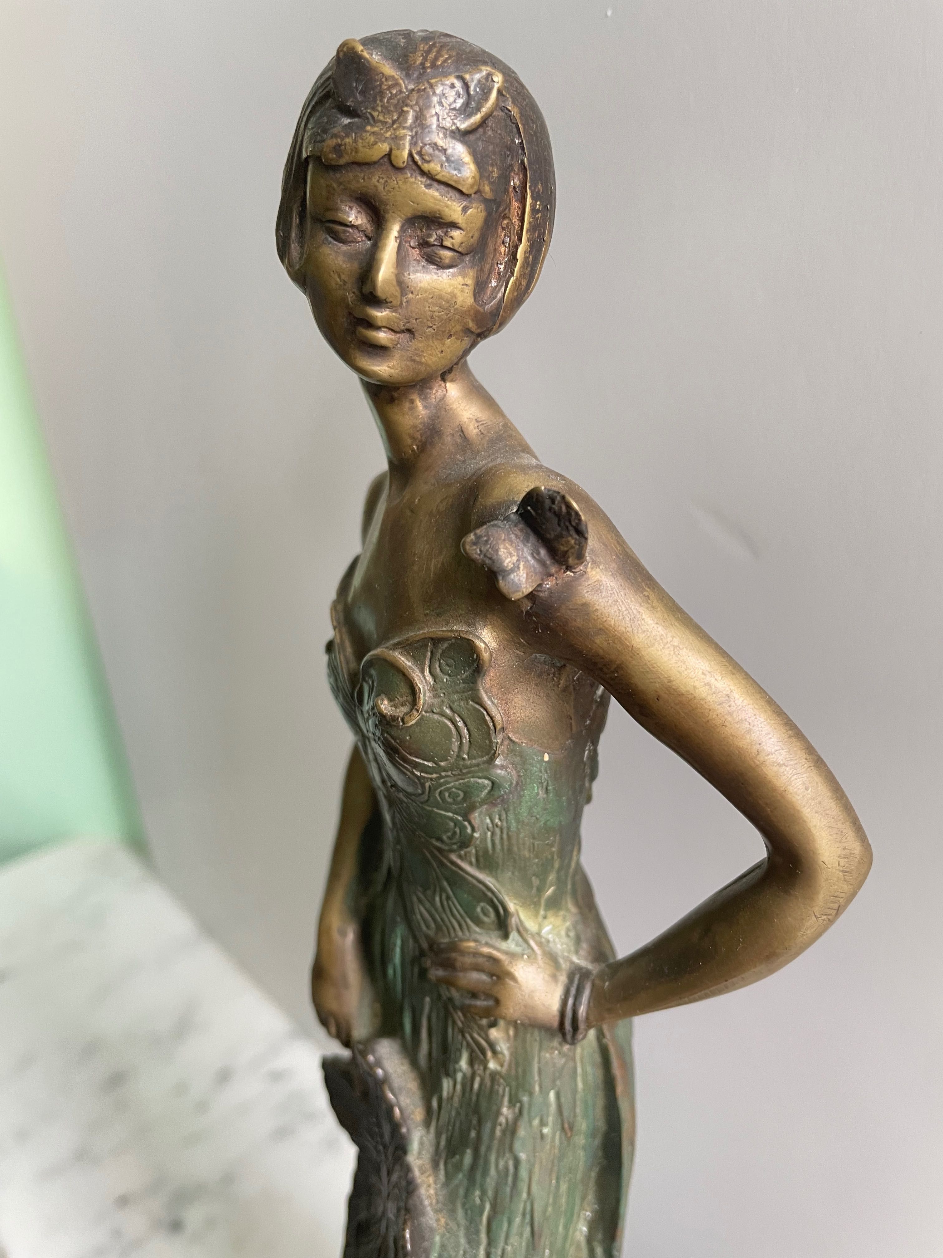 Figurka kobiety rzeźba secesyjna