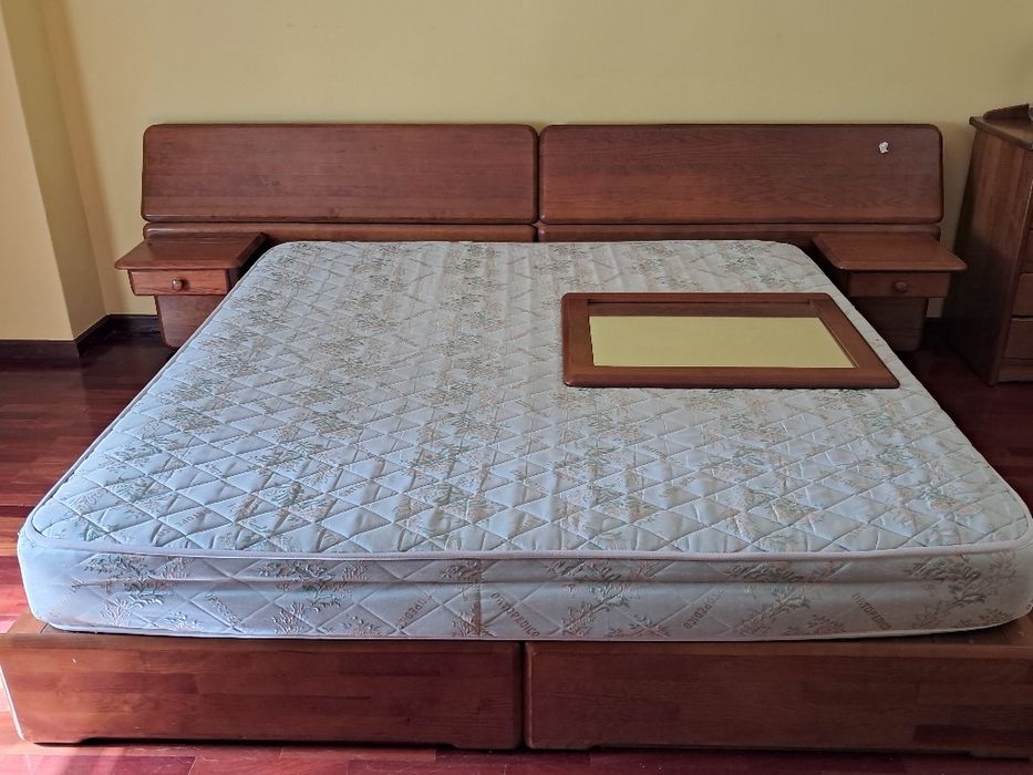 Cama casal em serne, king size, espelho não incluído.