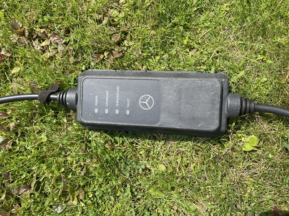 Продається оригінальний зарядний кабель Mercedes-Benz