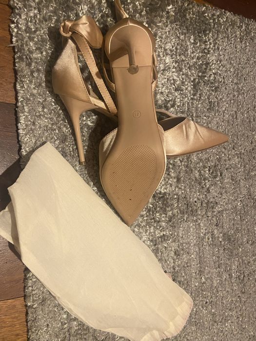 Sapato cetim bege tamanho 40
