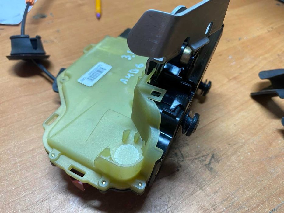 задній правий замок механізм дверей Ауді А4 Б6