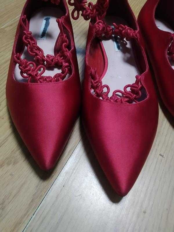 Червоні атласні туфлі човники з гострим носом балетки 
Charles & Keith
