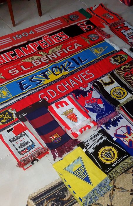 variados cachecois de varios clubes