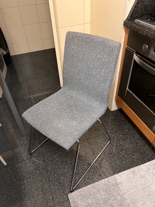 2 cadeiras cinzentas Ikea