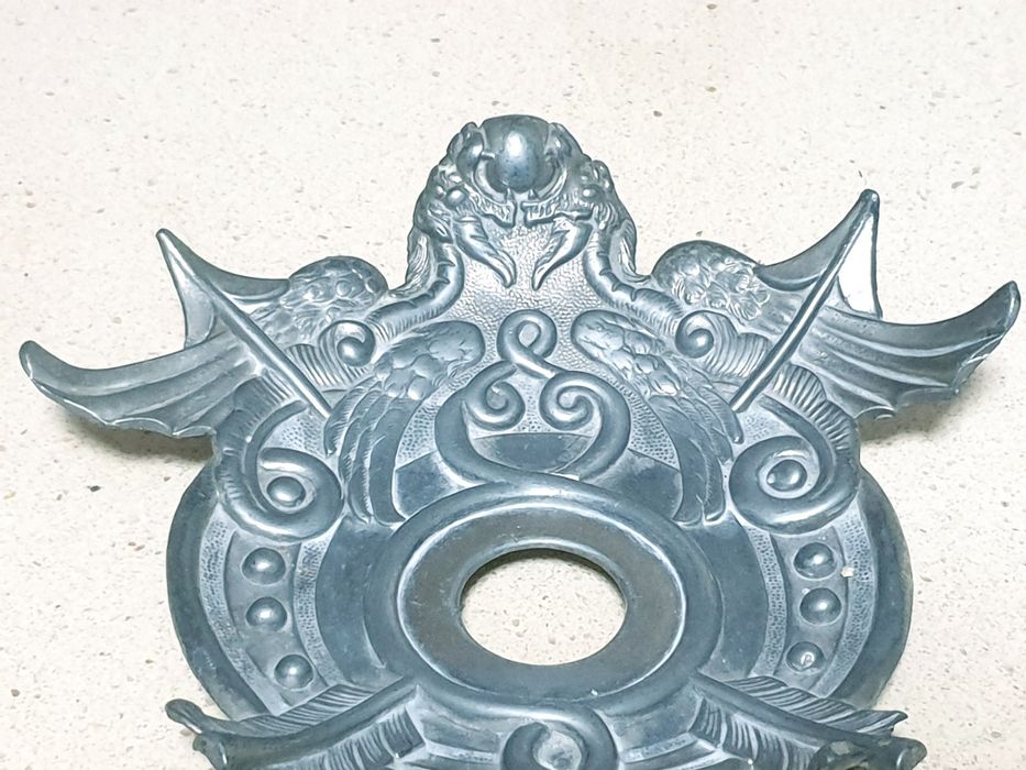 Raro antigo tinteiro em estanho com motivo de dragões