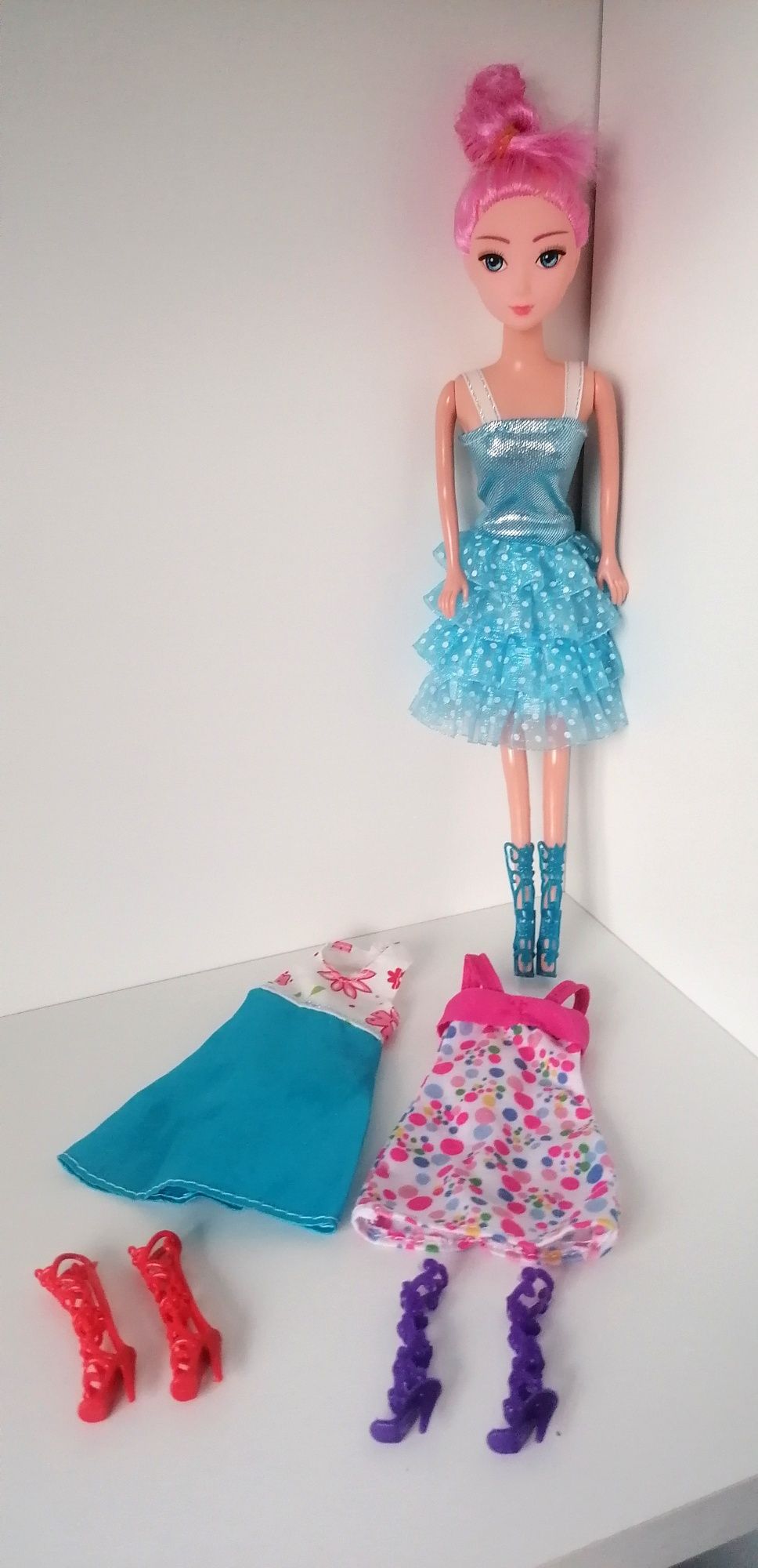 Lalka Barbie plus ubranka