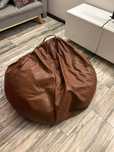 Puff em pele castanho