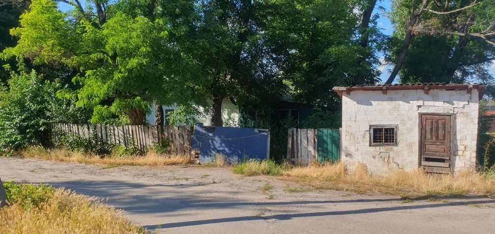 Продам участок 42 сотки с домом. 40 км от Киева