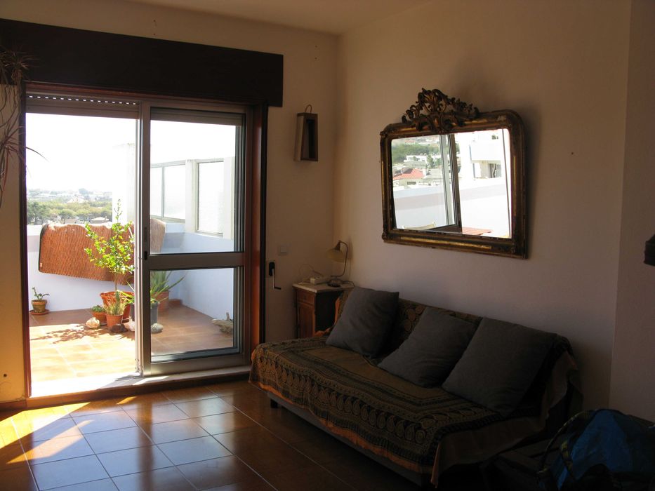 Aluga-se apartamento T1 em Miramar